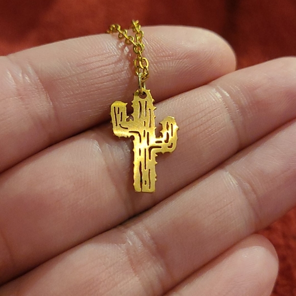 Cacti necklace not real gold, worn once. - Picture 4 of 4
